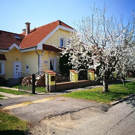 Kovacs Vendeghaz 3* Buk