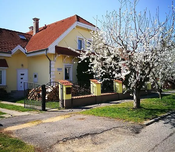 Kovacs Vendeghaz 3* Бюк